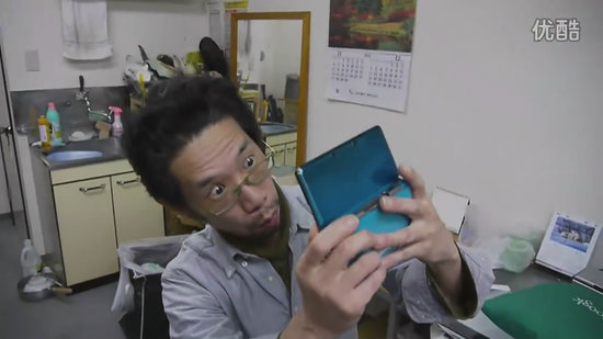 我歪头看