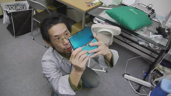 我蹲下看
