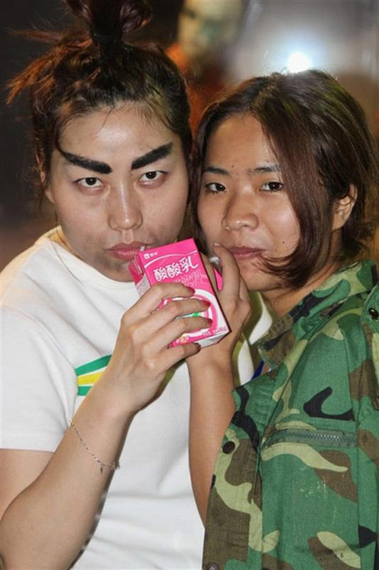 左边的美女，打扮的霸气了。