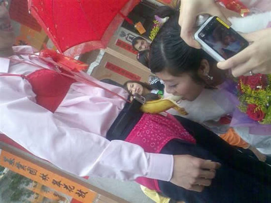 哈哈 这就吃起了香蕉了