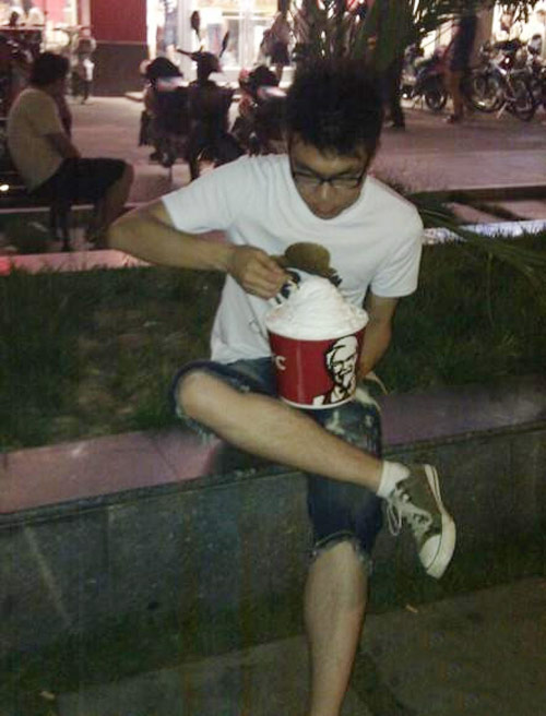 用肯德基全家桶盛冰激凌，能吃出肯德基的味道。