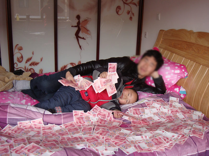 晚上就这样躺在钱堆里睡觉啦...