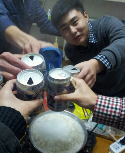 元宵室友重聚，一起喝杯酒，拍过后才发现问题！