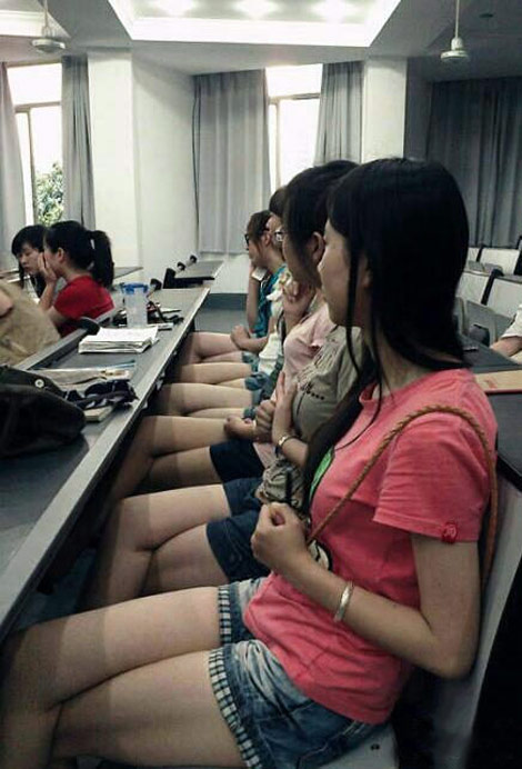 到夏天了，校园里的情况基本是：女生穿衣夜店化，男生穿衣民工化。。。