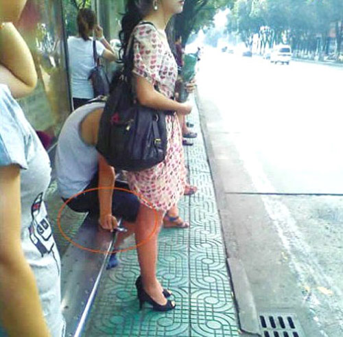 女人和男人的区别在于：一个喜欢在家拍照，一个喜欢在外拍照。