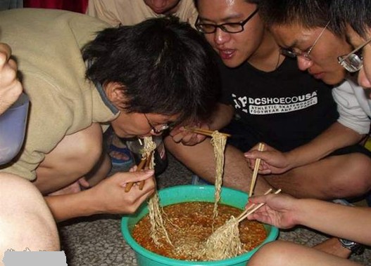 看谁吃的快，吃的多。