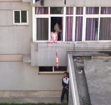 这个哥们再潜伏啊
