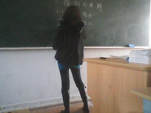 学校新进的一批女老师个个新潮。