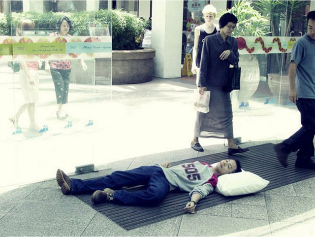 马路睡觉哥，睡街哥。