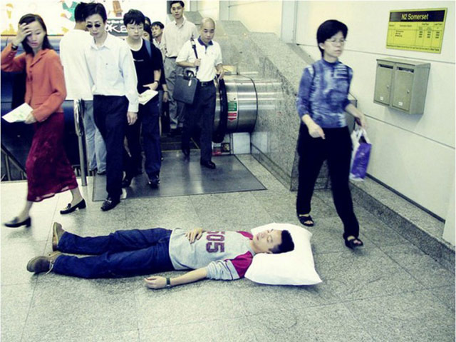 马路睡觉哥，睡街哥。