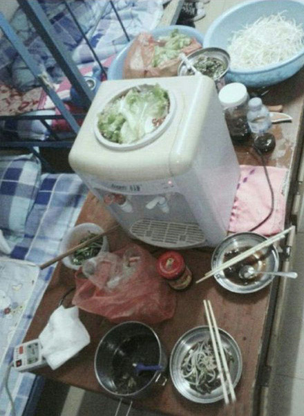 饮水机煮火锅。亏你想的出来。朋友，水开了。。。