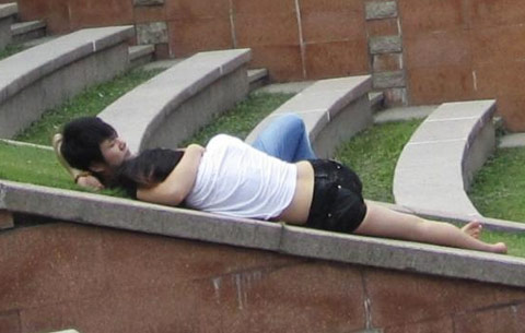 一对不嫌害臊的男女，光天化日之下...