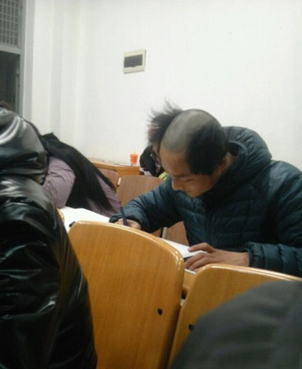 这个哥们的发型