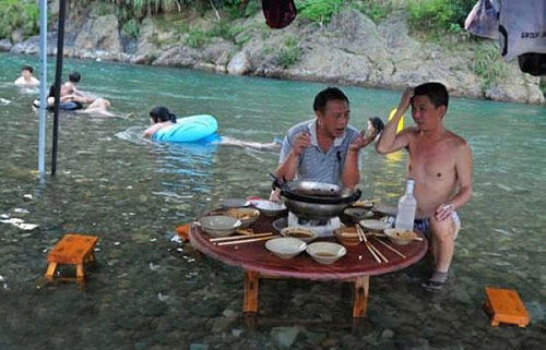 这日子，看着美女，吃着美食。