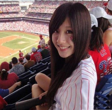 运动场上的美女