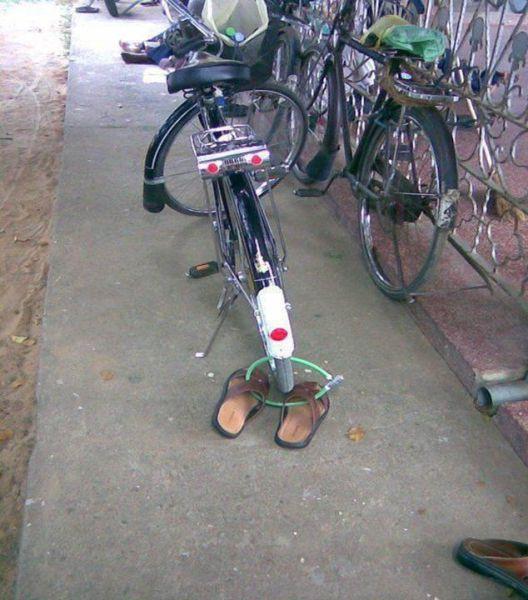 偷鞋子送自行车，偷自行车送鞋子。