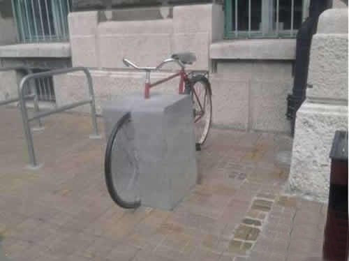 让你丫的乱停车。