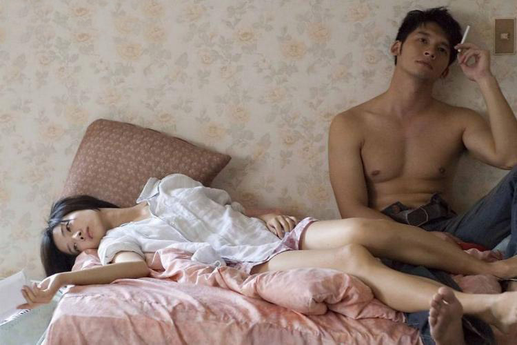 此图说明了什么：他们为了买房子，男的上衣都买不起，女的没钱买裤子了，TMD房价太贵了
