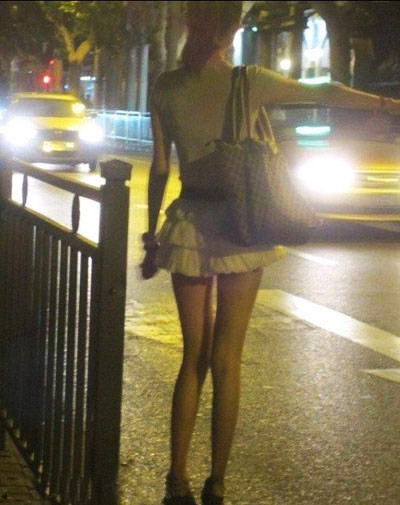让这种女人深夜在路边打车，不像话。