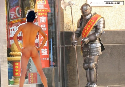 在商店门口撒尿