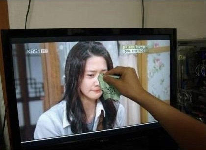 给美女擦擦眼泪.