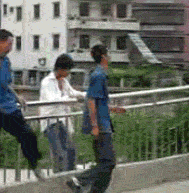 大哥，你这栏杆翻的也太销魂了吧！！