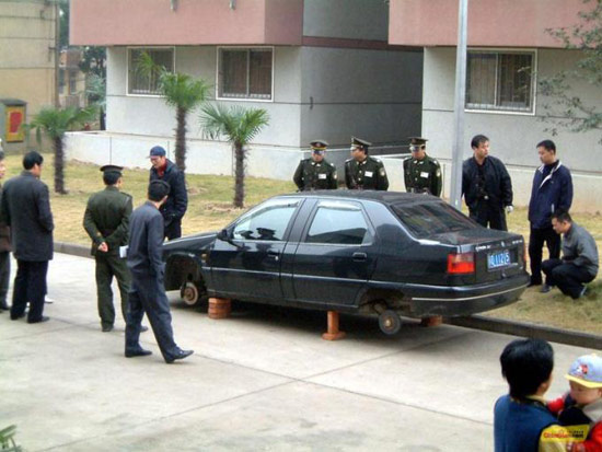 早晨有人说汽车轮胎被偷了，我看到了这一幕！