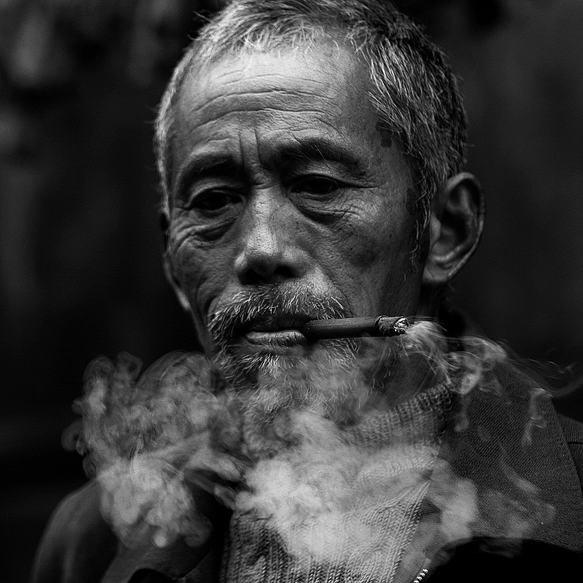 抽烟的老人