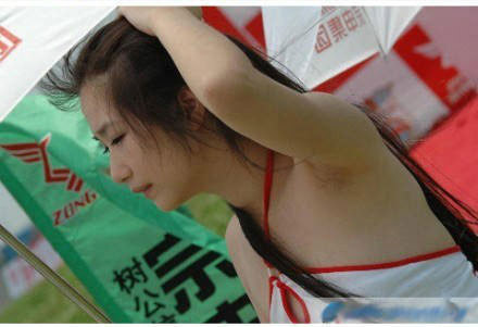 一个不小心抓拍到美女的腋窝。