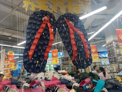 超市大妈的又一神作。巨人字拖。