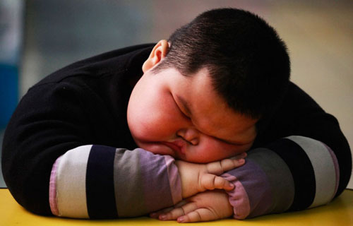 小胖在幼儿园里打盹儿