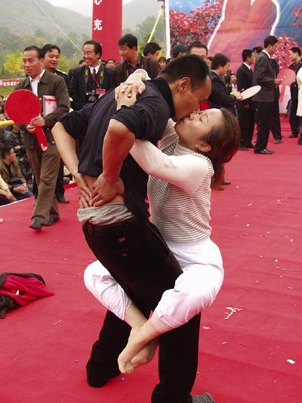 恩爱夫妻街头卖艺！