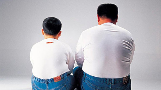 父与子。哈哈，果然是一个模子里刻出来的。