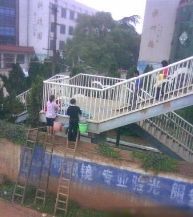 天桥上卖米粉的大婶