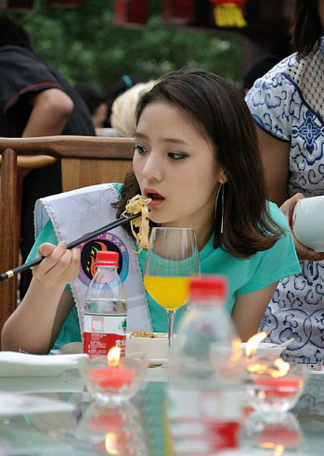 吃的迷人的路人甲女