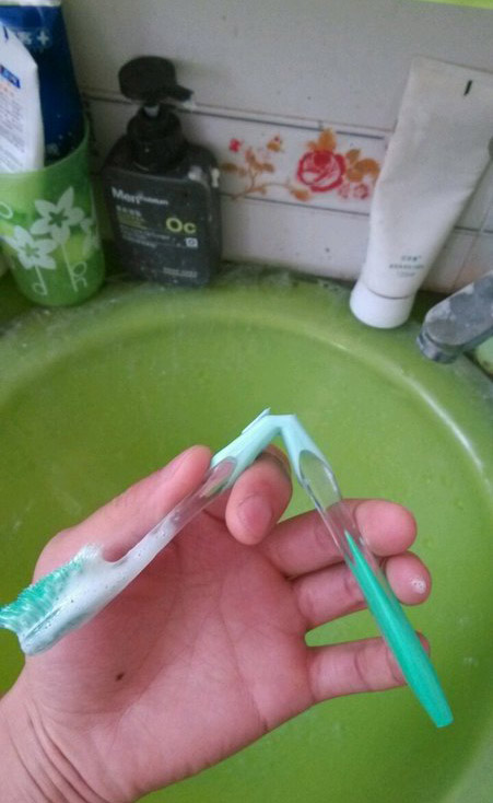 刷牙，牙齿没刷干净。牙刷给刷断了。