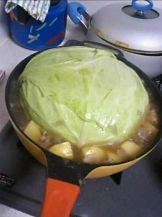 周末室友煮了一锅饭，让我一起吃。