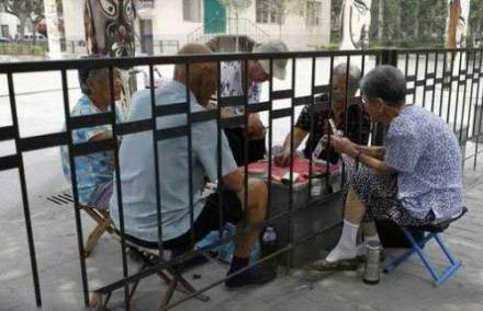 神马也阻挡不了老奶奶想玩牌的决心！