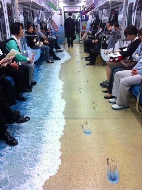 这个地铁的地板太亮了，太真实了