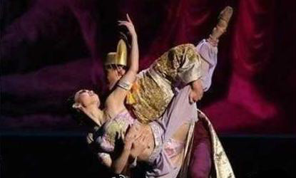 这姑娘的裤子烂了，以后演出服质量一定要好啊~</p>
                    </div>
                                    <div class=