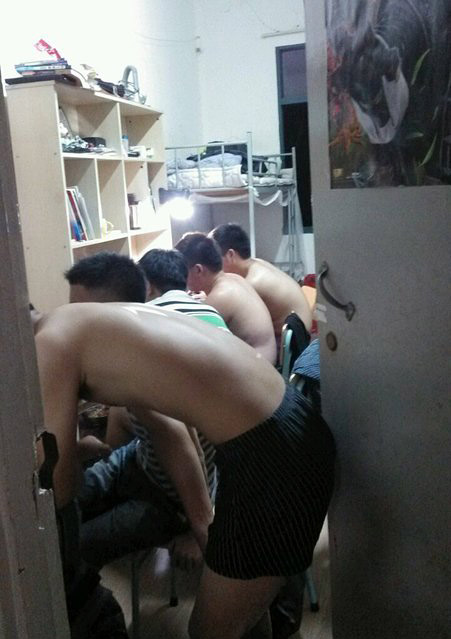 男同学的宿舍一景